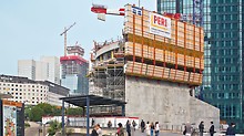 Hotel Mélia, La Défense, Paris, Frankreich - Das Konzept "La Défense 2015" umfasst Sanierungen mehrerer Gebäude sowie diverse Neubauten. Beispielsweise das Hotel Mélia sowie den im Hintergrund sichtbaren Tour Majunga, dessen Kern mit einem ACS Klettersystem in die Höhe wächst.