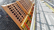 The project-specific planned and pre-assembled formwork elements have been designed with special recesses in order to optimize the weight of the segments and reduce material usage.