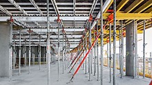 Spire Varšava: Při výstavbě bočních administrativních budov byl panelový systém SKYDECK při okrajích stropní desky doplněn stropními stoly.