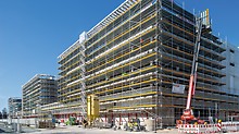Bezpečný a rychlý postup stavby nové budovy New Campus mediální společnosti ProSiebenSat.1 v Unterföhringu zajišťuje lešení PERI UP.
(Foto: PERI Německo)
