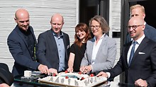 A cake at the opening. f.l.t.r. Architect Waldemar Korte (Mense - Korte Ingenieure + Architekten), Dr. Fabian Meyer-Broetz (Head of 3D Construction Printing, PERI AG), Dr. Jennifer Scheydt (Head of Engineering & Innovation, HeidelbergCement AG), Minister Ina Scharrenbach, Michael Gerdhenrich (Mayor of Beckum), Henning Rehbaum (2nd row hidden, MdL NRW).