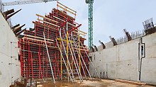 Mauzolej Michniów - nakrivljeni zidovi montiraju se TRIO velikim elementima, uz podupiranje kosim podupiračima i dijagonalnim konstrukcijama.