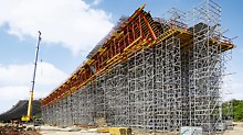 Perfectly matched to suit the formwork solution, PERI UP Flex Shoring Towers and ST 100 Stacking Towers formed high load-bearing supporting constructions with heights between 5 m and 22 m in the bridge edge areas. PERI UP also served to provide stair access in order to safely reach the higher working levels.