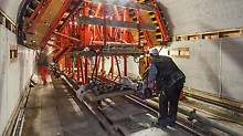 Hydraulický klenutý bednicí vozík VARIOKIT je flexibilně přizpůsoben podmínkám tunelu Labe v Hamburku.