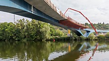 Vyvěšené konzolové bednění VARIOKIT umožnilo výstavbu mostovky rozdělenou do 11 úseků po 15–20 metrech v pravidelných týdenních taktech.