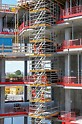 The PERI formwork and shoring solutions were optimally coordinated in order to achieve the desired shape of the building and meet its demanding architectural requirements. Thanks to the 25 cm or 50 cm end-to-end system grid, it was possible to adapt the modular scaffold system, PERI UP Flex, to the various geometries and loads in the form of a load-bearing construction. 