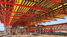 For forming the superstructure comprised of bridge beams and carriageway slab, the planners combined VARIOKIT formwork units with VARIO GT 24 Girder Wall Formwork system components.