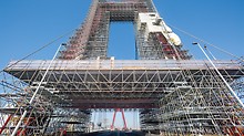 The projecting LGS protective roof construction on both sides ensured the safe use of the road bridge during scaffolding assembly and refurbishment work.