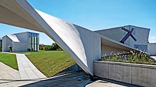 Kennedyho centrum je největším kulturním centrem v americkém hlavním městě a rozšířilo se díky komplexu „The REACH” o další tři budovy. 
(Foto: Cowles Graphic Design)

