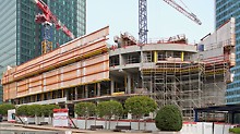 Hotel Mélia, La Défense, Paris, Frankreich - Für den Neubau des Hotel Mélia in der Bürostadt „La Défense” erarbeitete PERI eine umfassende Kletterschalungslösung. Diese dient zum einen als Einhausung und damit der Sicherheit des Baustellenteams. Zum anderen unterstützt sie Fertigteilbrüstungen während der Montage.