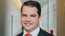 Porträt von Dr. Fabian Kracht, dem Geschäftsführer Finanzen und Organisation der PERI GmbH im Bereich Personal
