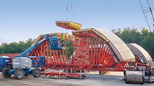 Smithland Hydroelectric Power Plant - For the construction of the concrete tubes, PERI planned and assembled multi-curved formwork units. The final assembly of the formwork and shoring construction is carried out on site.