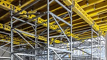 Shoring towers for the transfer of high loads can be assembled in lightweight individual parts with the PERI UP modules. Due to the stable anchoring of the ledgers and decks, the pre-assembled parts can by moved completely by crane. 