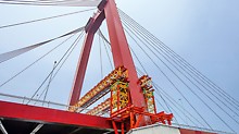 Diverses solutions système du système de coffrage civil VARIOKIT ont contribué au succès de la rénovation du Willemsbrug à Rotterdam. Par exemple, la poutre treillis VRB et les tours d'appui pour charges lourdes VST ont été utilisées pour supporter les charges lourdes dans les fondations des pylônes. 