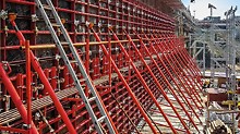 The single-sided formwork solution consisting of the SCS&nbsp;Climbing&nbsp;System and the LIWA&nbsp;Panel&nbsp;Formwork made it possible to form the 24-m-long and 4.5-m-high concreting sections in only one cast.