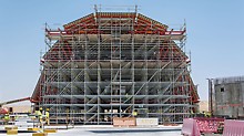 At the centre of the design concept is the 23 m long and 17 m wide dome above the entrance hall. The PERI UP Modular Scaffolding forms the supporting structure of the dome formwork.
