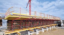 Unitățile de cofraj flexibile VARIOKIT pot fi adaptate individual pentru a se potrivi construcției de susținere și geometriei podului.