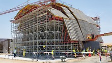 The formwork elements for the dome were individually planned and pre-assembled. On site, the individual segments are quickly and efficiently installed.