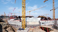 As the shape of the curved walls repeats itself horizontally within a concreting height, it was possible to use the special formwork elements multiple times. This reduced the production costs and also saved valuable assembly time on the construction site.