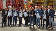 All participants of the final round of the 11th PERI Construction Exercise along with their supervisors as well as the PERI organization team together in the PERI GmbH exhibition hall in Weissenhorn.