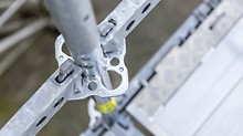 PERI has optimised the core components of the PERI UP Scaffolding Kit to make the work on the construction site easier. Component weight, functional scope and logistical requirements were the focus of further development. However, compatibility with existing PERI UP materials is still possible.