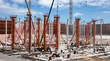 The tank slabs are supported by a total of 2,400 concrete columns, 17 m high and 50 cm or 60 cm in diameter. The project-specific reinforced SRS Circular Column Formwork had to be cleaned and oiled while in a vertical position.
