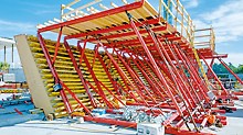 The external formwork was installed with a significant overhang at a height of 13.5 metres. Consequently, a huge frame system was required for each panel arrangement.