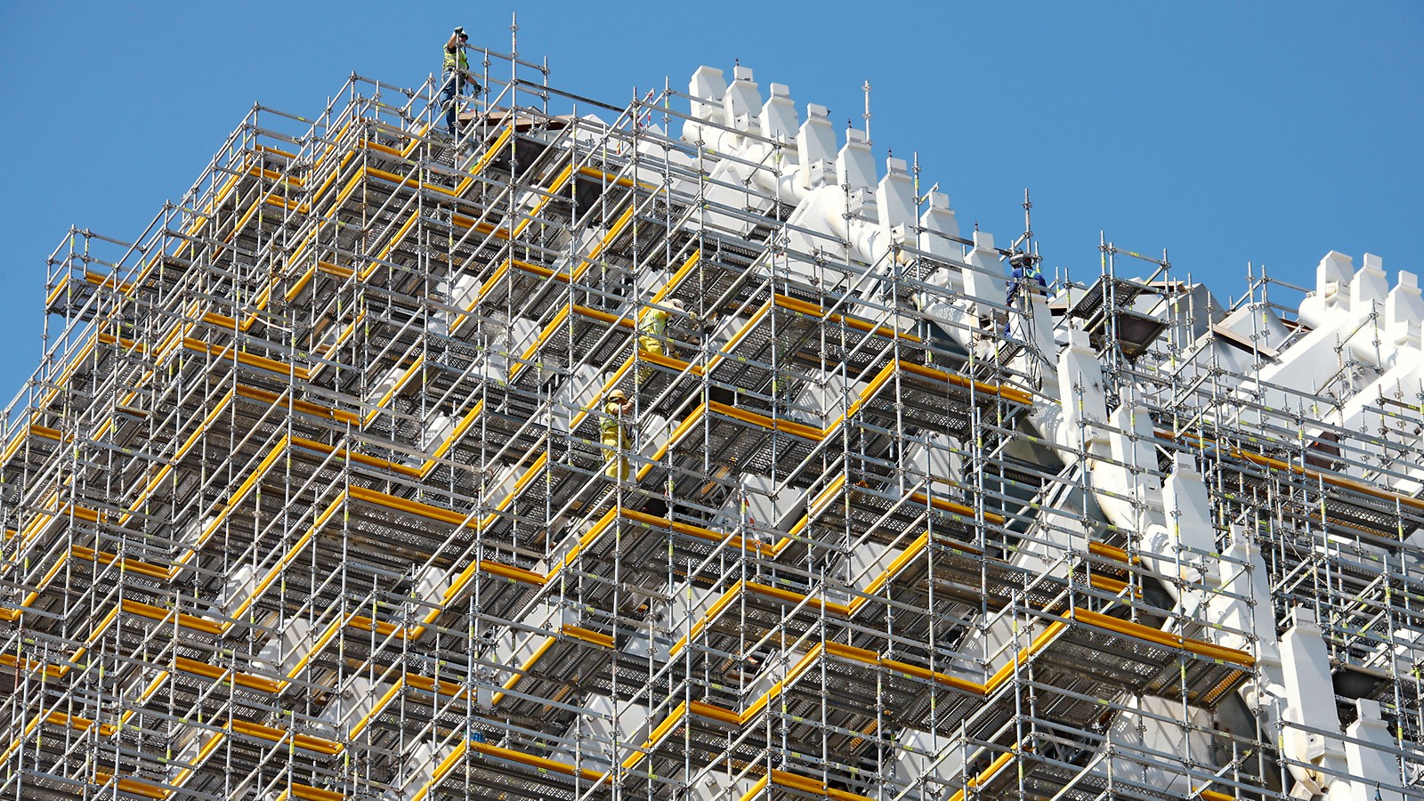 Project-specific PERI UP industrial scaffold solutions accelerate working operations and increase safety levels.