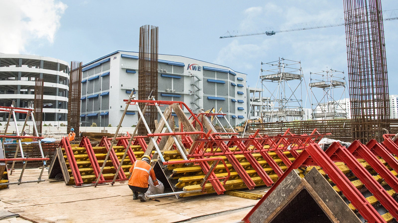 A few of VARIO GT 24 Column Formwork that are in midst of assembling.