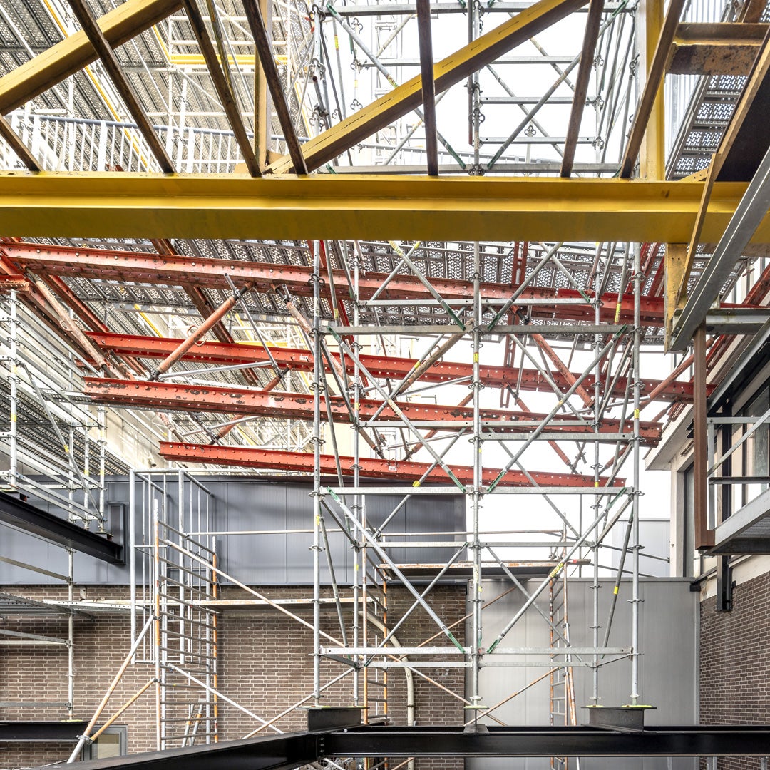 Voor de lagere verdiepingen is er met het VARIOKIT systeem een rolstoeltoegankelijke helling gerealiseerd.