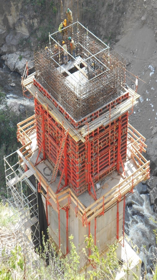 Pilas centrales encofradas de manera racional con sistema de encofrado TRIO y trepadas con CB-240.