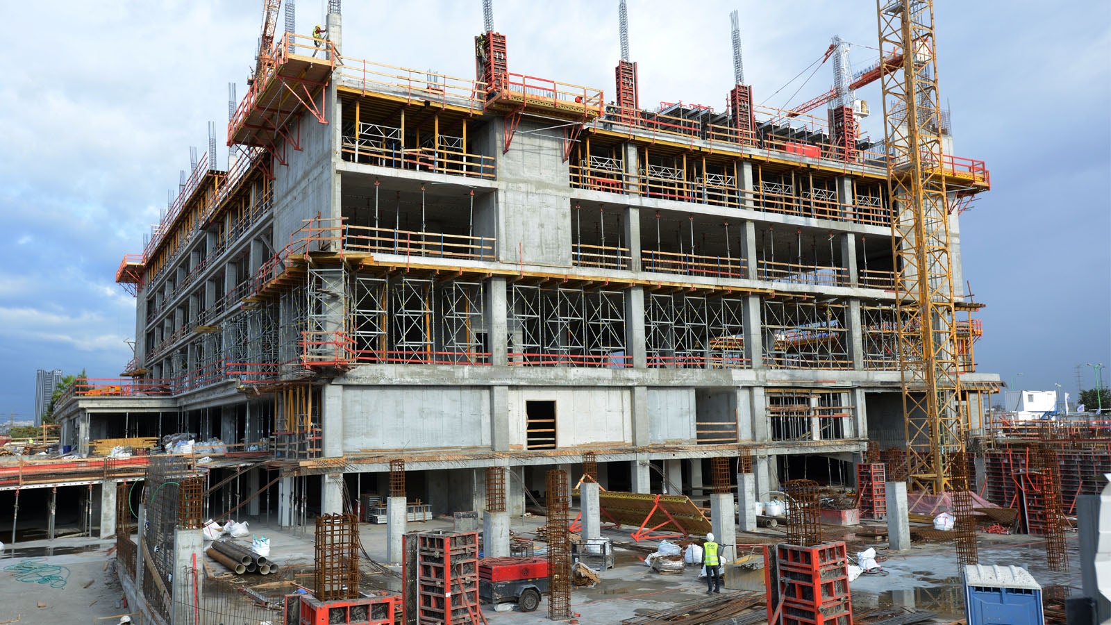 שולחנות מולטיפרופ בקומות הטיפוסיות.