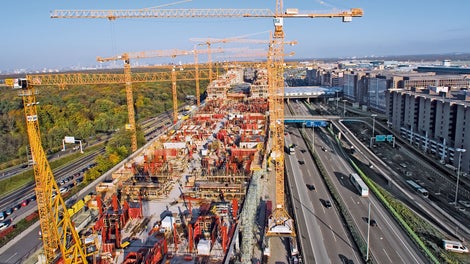 Die einmalige Architektur sowie die einzigartige Lage von "The Squaire" brachten extreme logistische Herausforderungen mit sich.