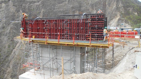 Viga cabezal vaciada con sistema de encofrado LIWA y soportada de manera simple con torres de carga ST-100