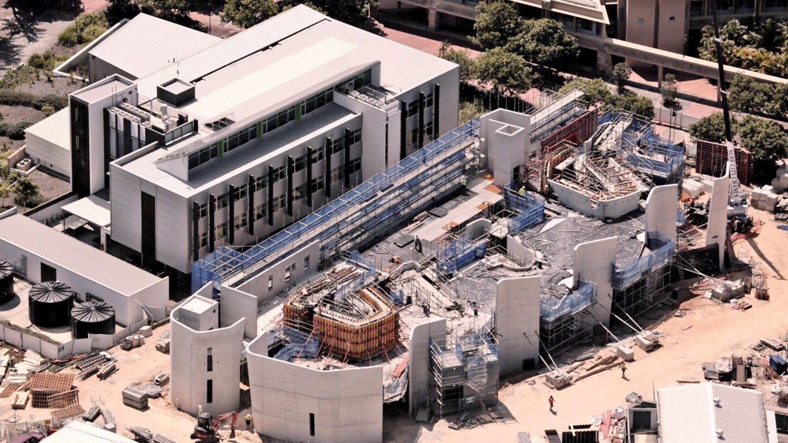 The 70m long BUSA building with Scoop #1 and #4 nearing completion. All vertical elements were designed and supplied by PERI.