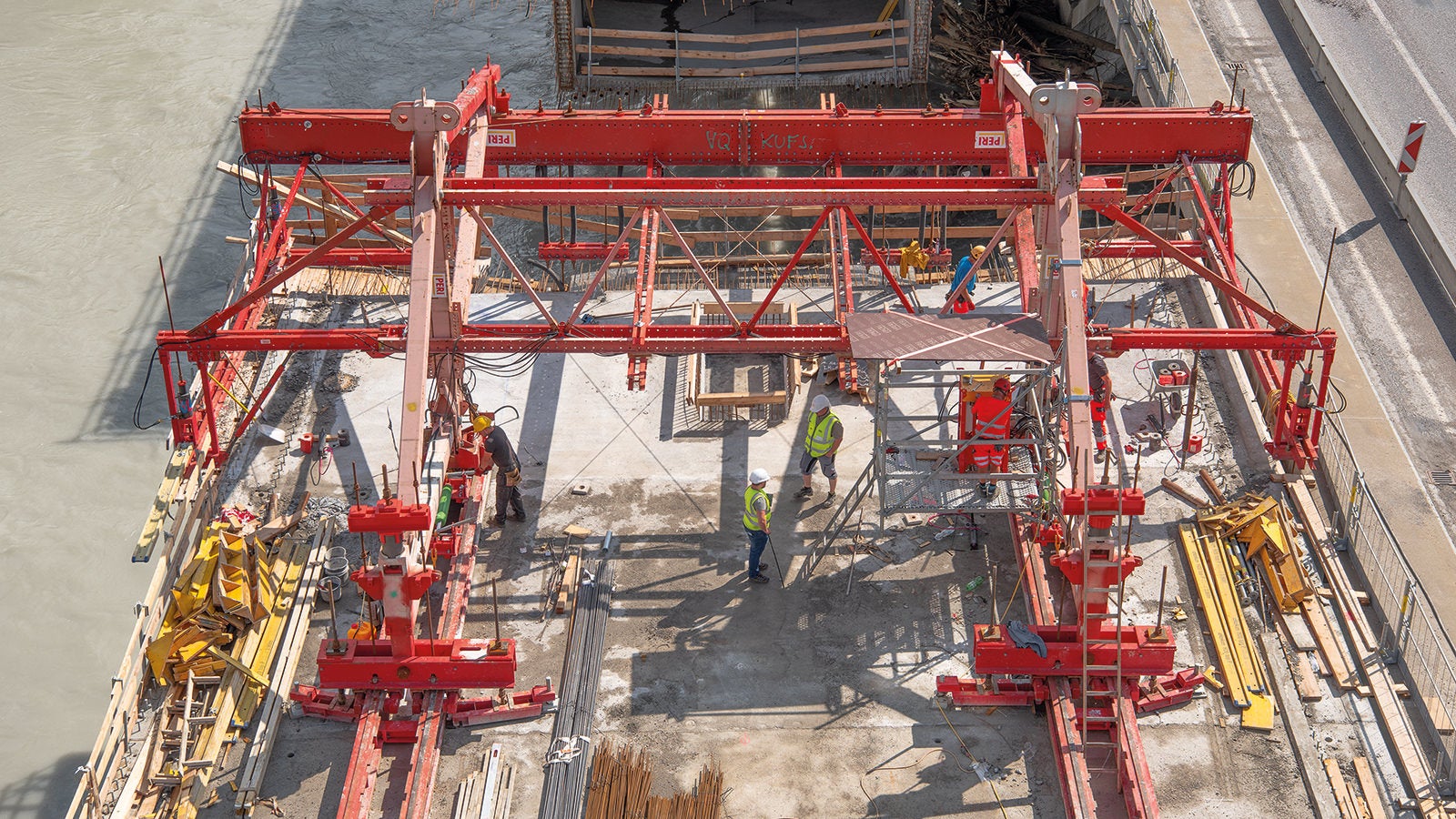 With the VBC&amp;nbsp;Balanced&amp;nbsp;Cantilever&amp;nbsp;Carriage, it was possible to complete 5.70-m-long concreting sections on a weekly basis. (Photo: Günther Bayerl)