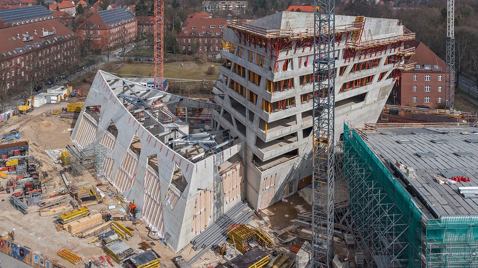 Studierendenzentrum (links), Forschungszentrum (Mitte) und Auditorium (rechts) definieren das neue, außergewöhnliche Zentralgebäude der Leuphana Universität der Hansestadt Lüneburg. Verdeckt dahinter entsteht die tragende Stahlbaukonstruktion des Seminarzentrums.
