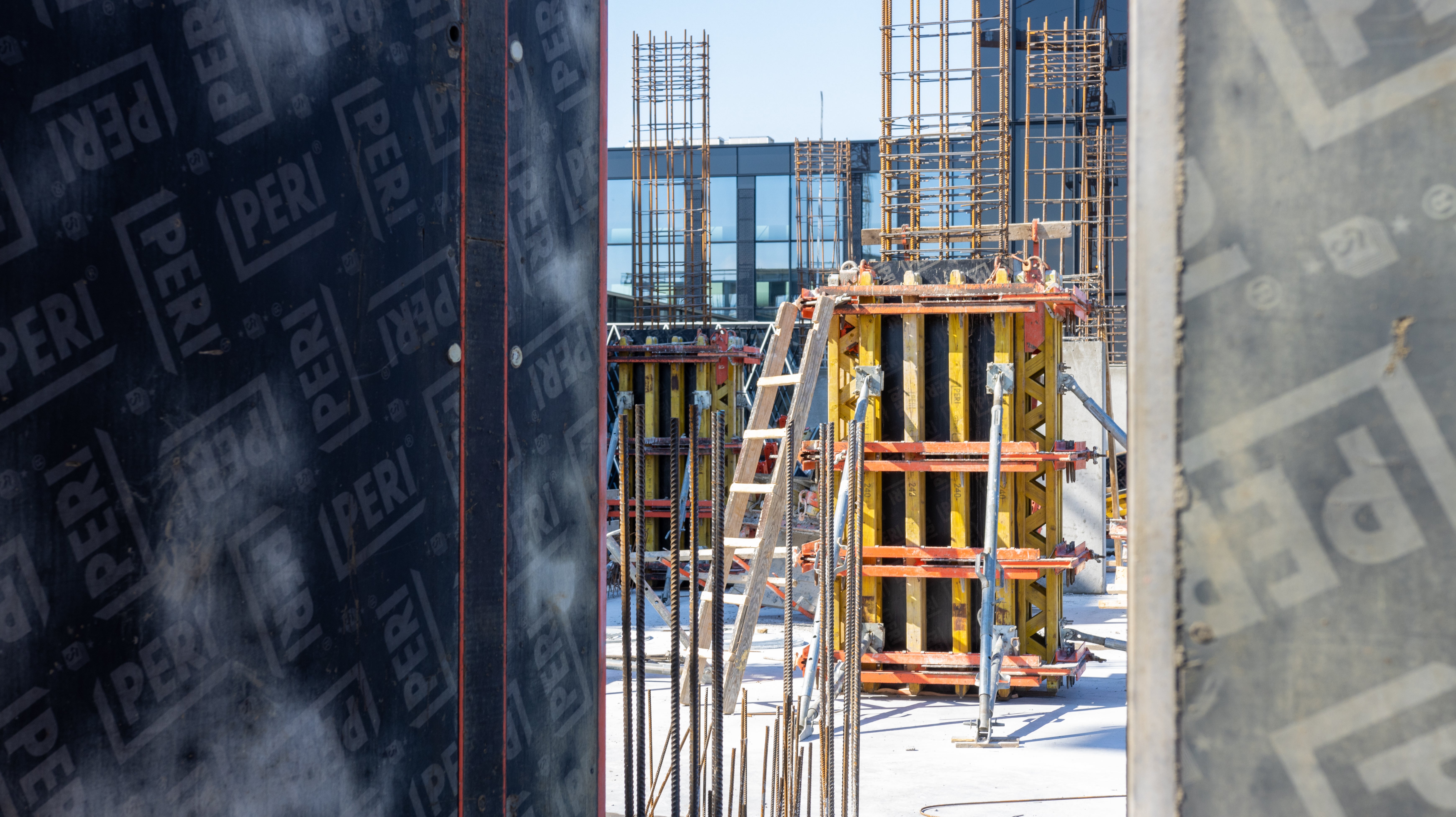 VARIO GT24 oplata stupova - zbog visokih zahtjeva u pogledu optike betona kao i velikog broja stupova korišten je VARIO GT24 sistem oplate s pločama PERI FinPly 21 mm.