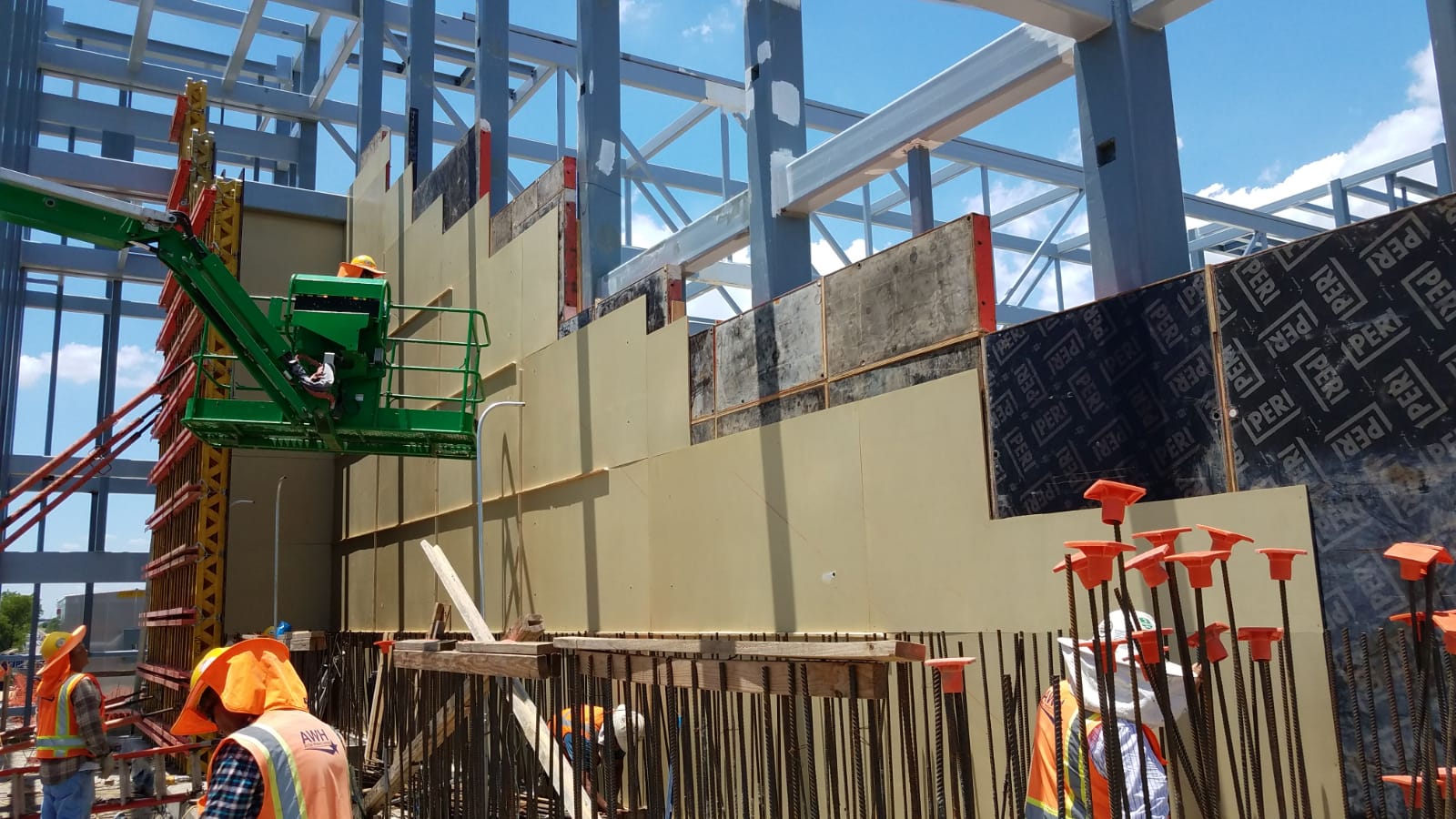 PERI VARIO Wall formwork on the front and TRIO with formliner in the back.