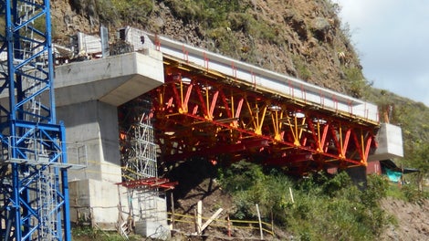 En esta imagen se puede apreciar el soporte de las vigas I con celosías ALPHAKIT de 24.875m de longitud de un lado soportadas con torres PERI UP y del otro con ménsulas ancladas al estribo.