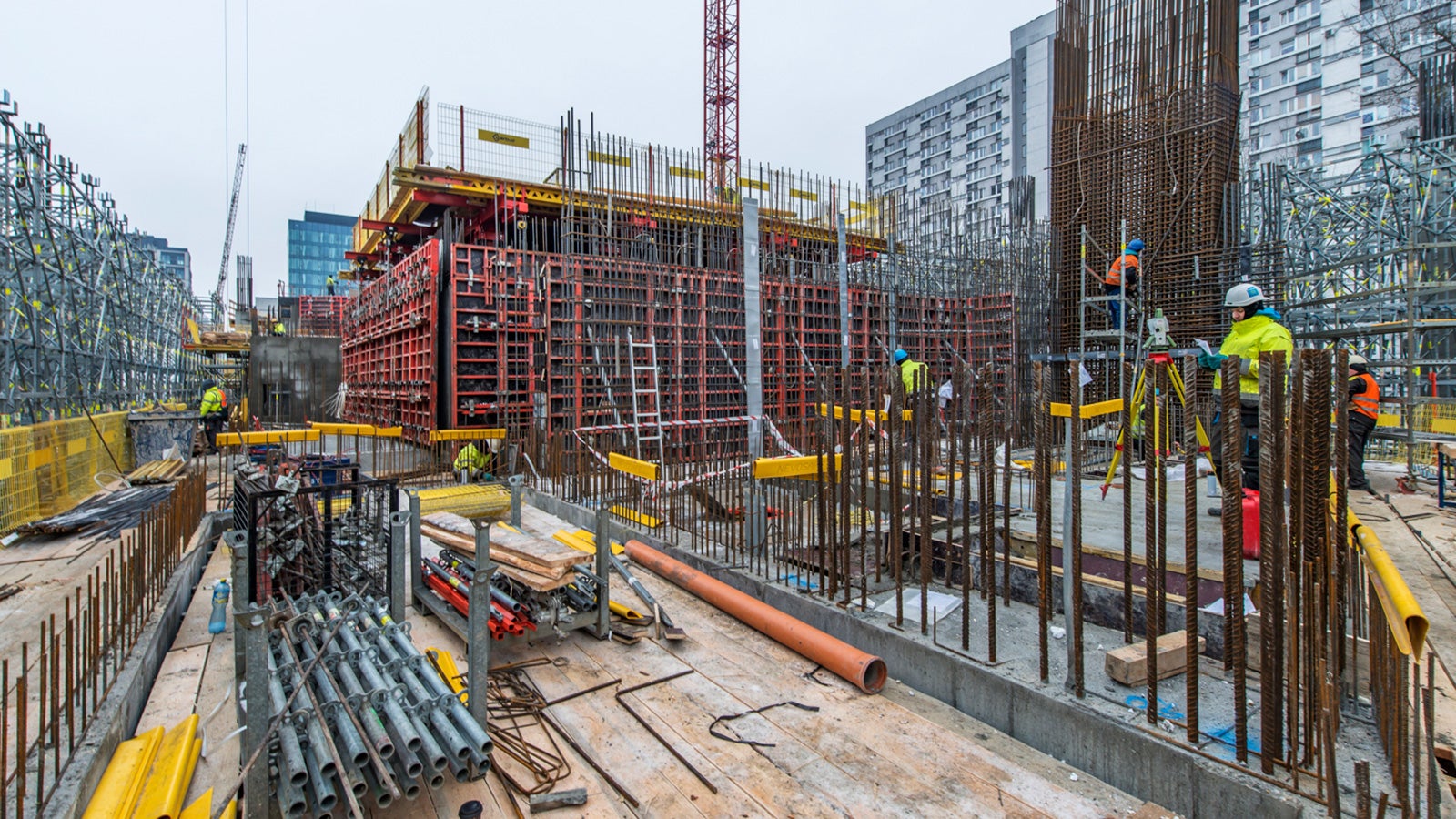 Kombinacja systemów samoczynnego wspinania PERI ACS z deskowaniem ramowym PERI TRIO pozwala na bezpieczne wykonywanie trzonu budynku. Fot. arch. Golub Gethouse sp. z o.o.