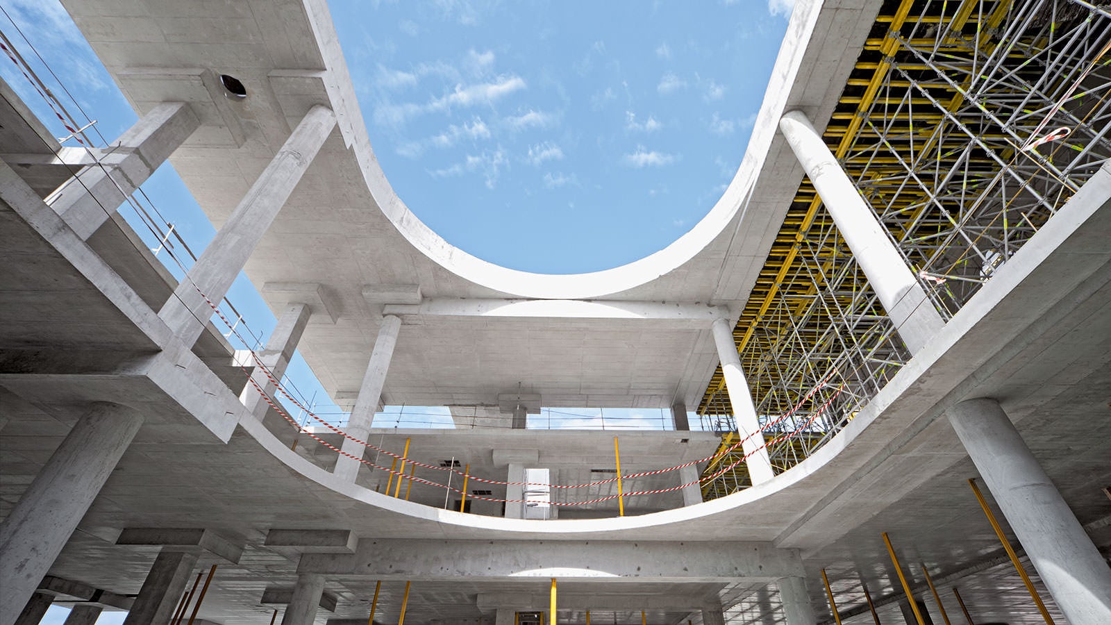 Furniersperrholz hat sich aufgrund seinen guten technischen Eigenschaften als bedeutender Baustoff für kleine Bauwerke, herausfordernde Hoch- und Tiefbauprojekte sowie für die Herstellung individueller Betonfertigteile bewährt.