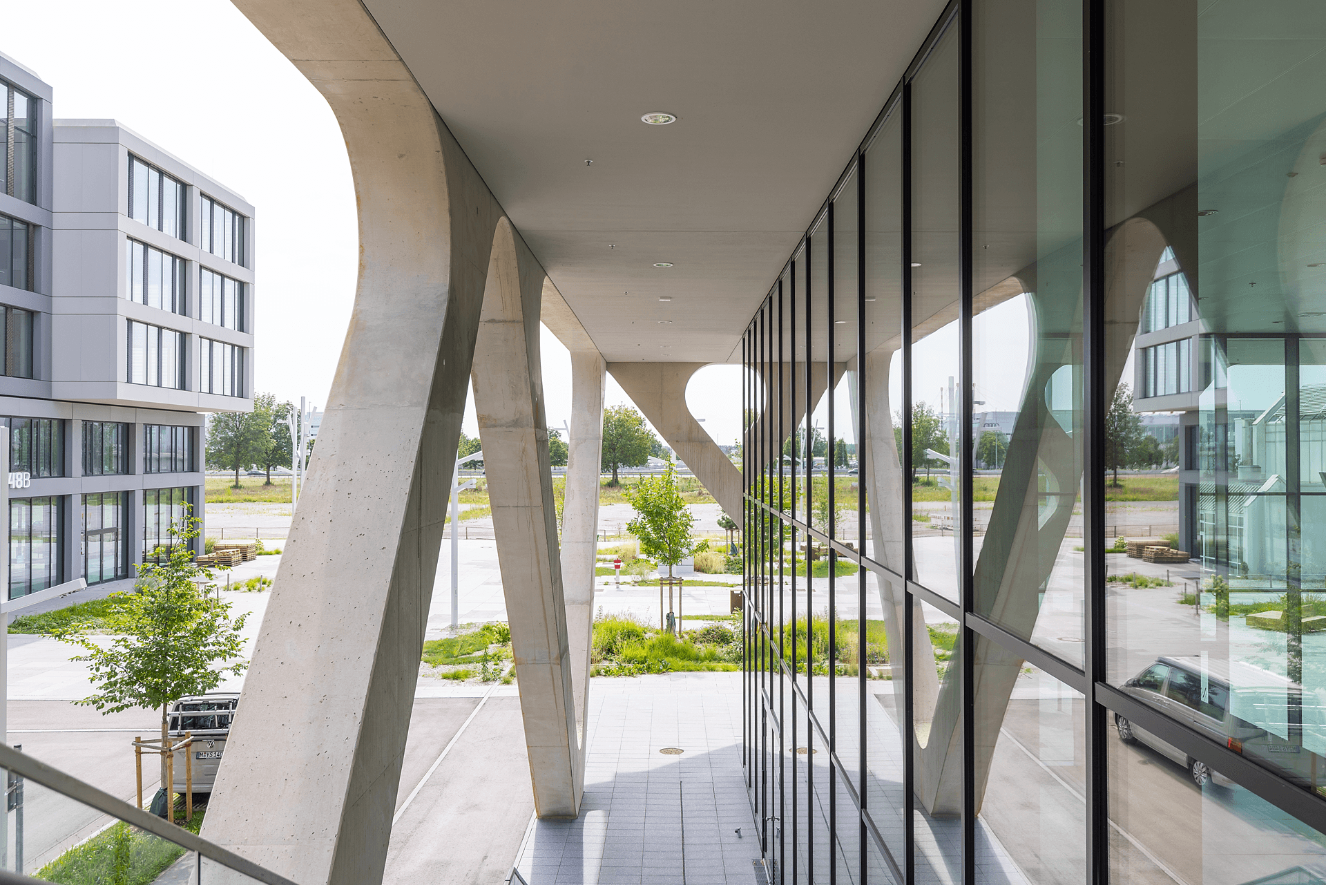 Airport Academy München er et eksempel på et prosjekt der formen, overflatekvaliteten og de strukturelle egenskapene til den synlige betongen utgjør en sentral del av byggets arkitektur. De synlige betongkonstruksjonene understreker betydningen av god forskalingsplanlegging, støpearbeid og nøyaktig utførelse for å oppnå et godt sluttresultat.