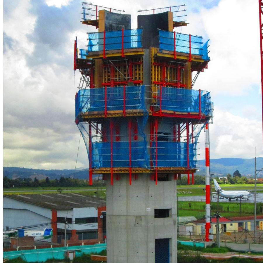 La torre consta de un fuste central en concreto de 75m de altura y 6.0m de diámetro.