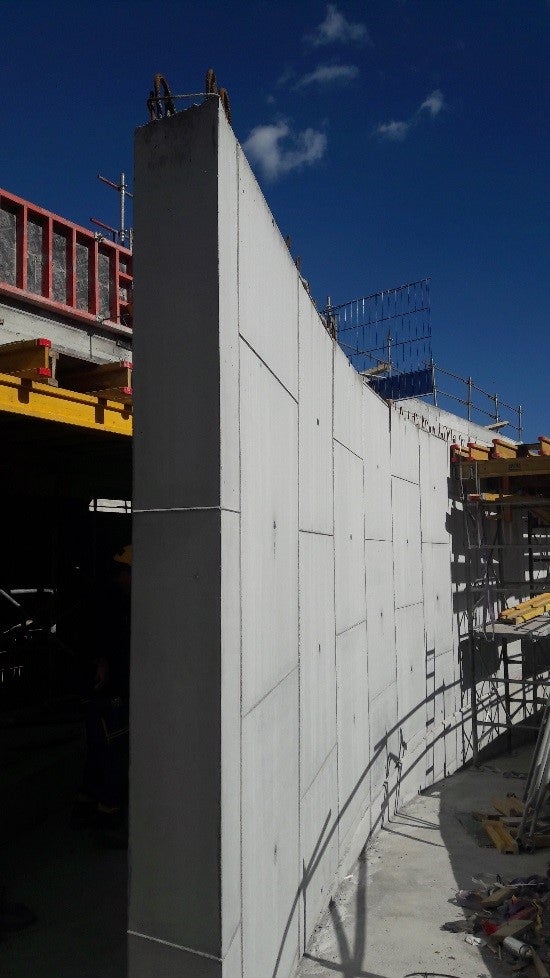 Vue du voile courbe à facettes réalisé avec les coffrages MAXIMO 120x120