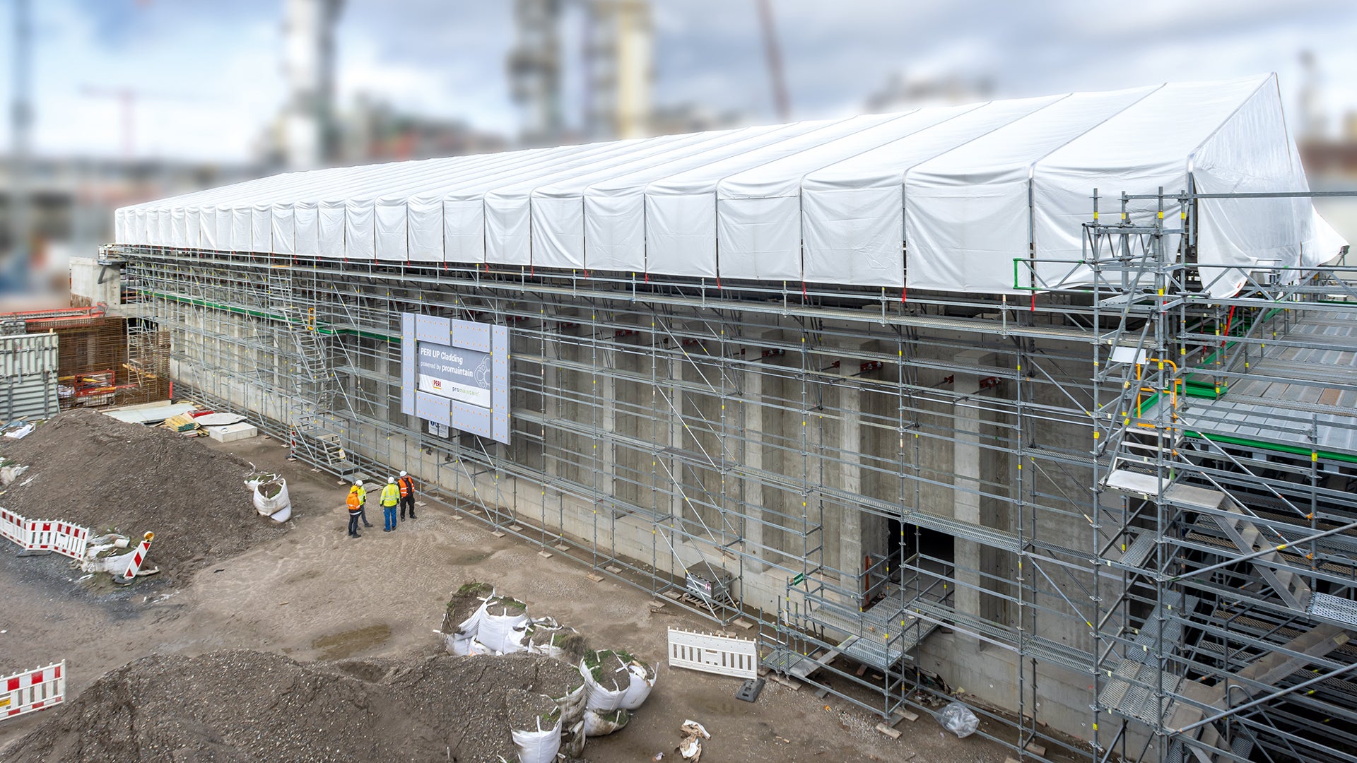 Gegen Witterungseinflüsse von oben schützte ein verfahrbares PERI UP Wetterschutzdach: 65 m lang und 22 m breit.
