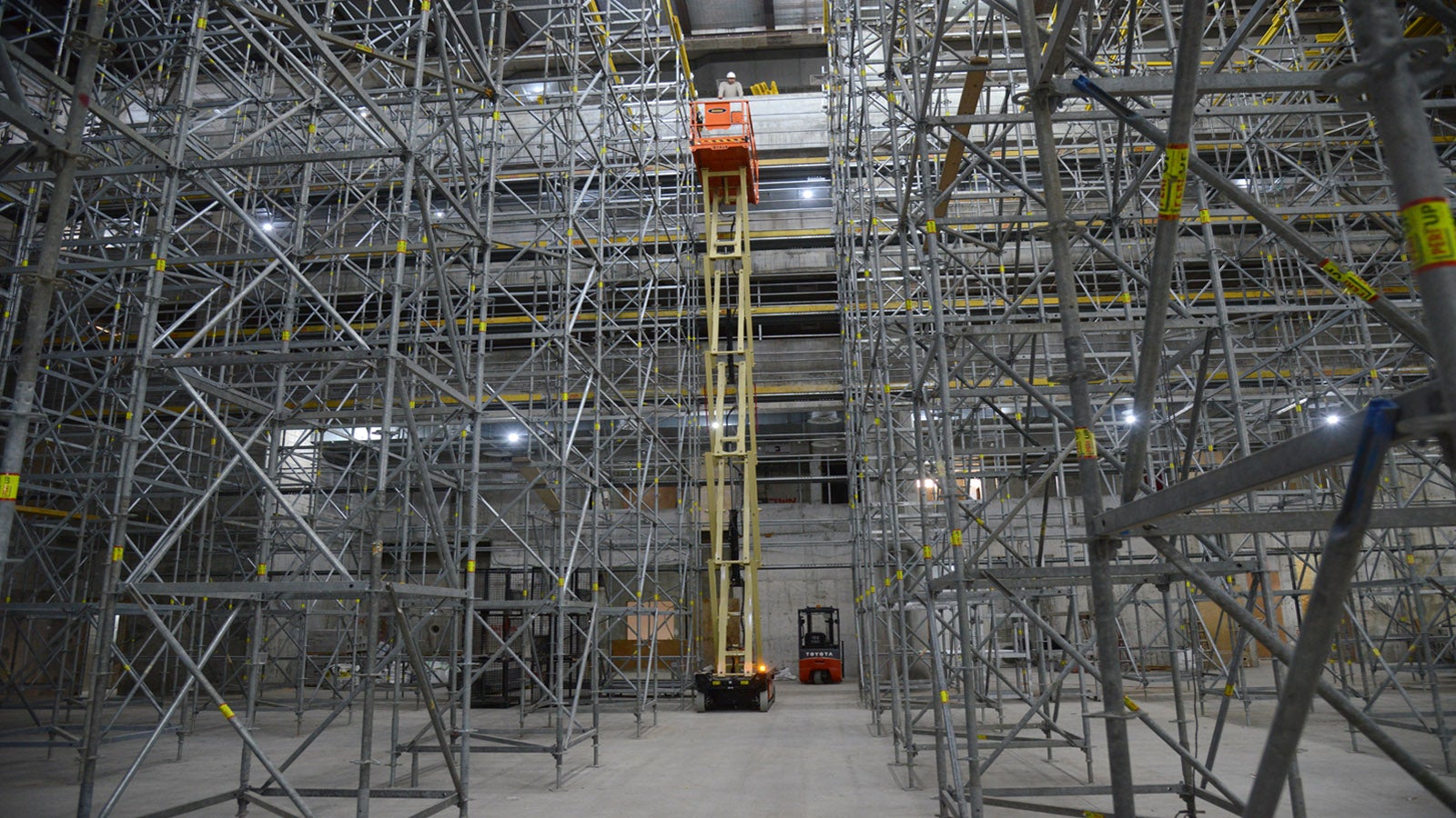 עבור במת העבודה תוכננו גושי מגדלים על פני שטח של 6.0 X 6.0 מ', ממערכת מגדלים מסוג פרי אפ.