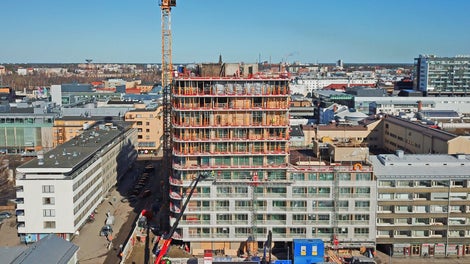 Optimaalinen PERI-ratkaisu: MULTIPROP-järjestelmä parveketuentoihin ja MULTIFLEX-järjestelmä holveihin.