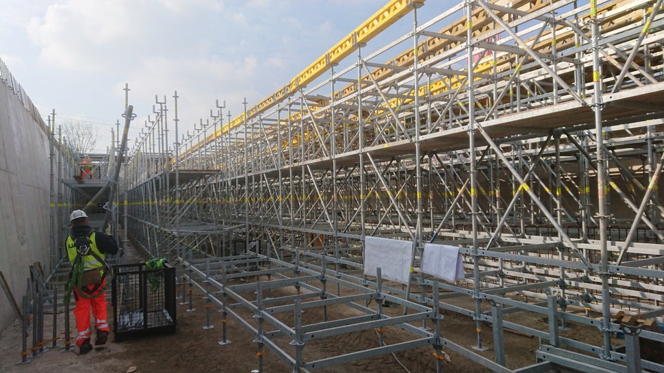 Er komen 6.300 m3 PERI UP-ondersteuningssteigers en 1.250 m2 GT 24 dragers aan te pas om het dek van de tunnel te dragen.