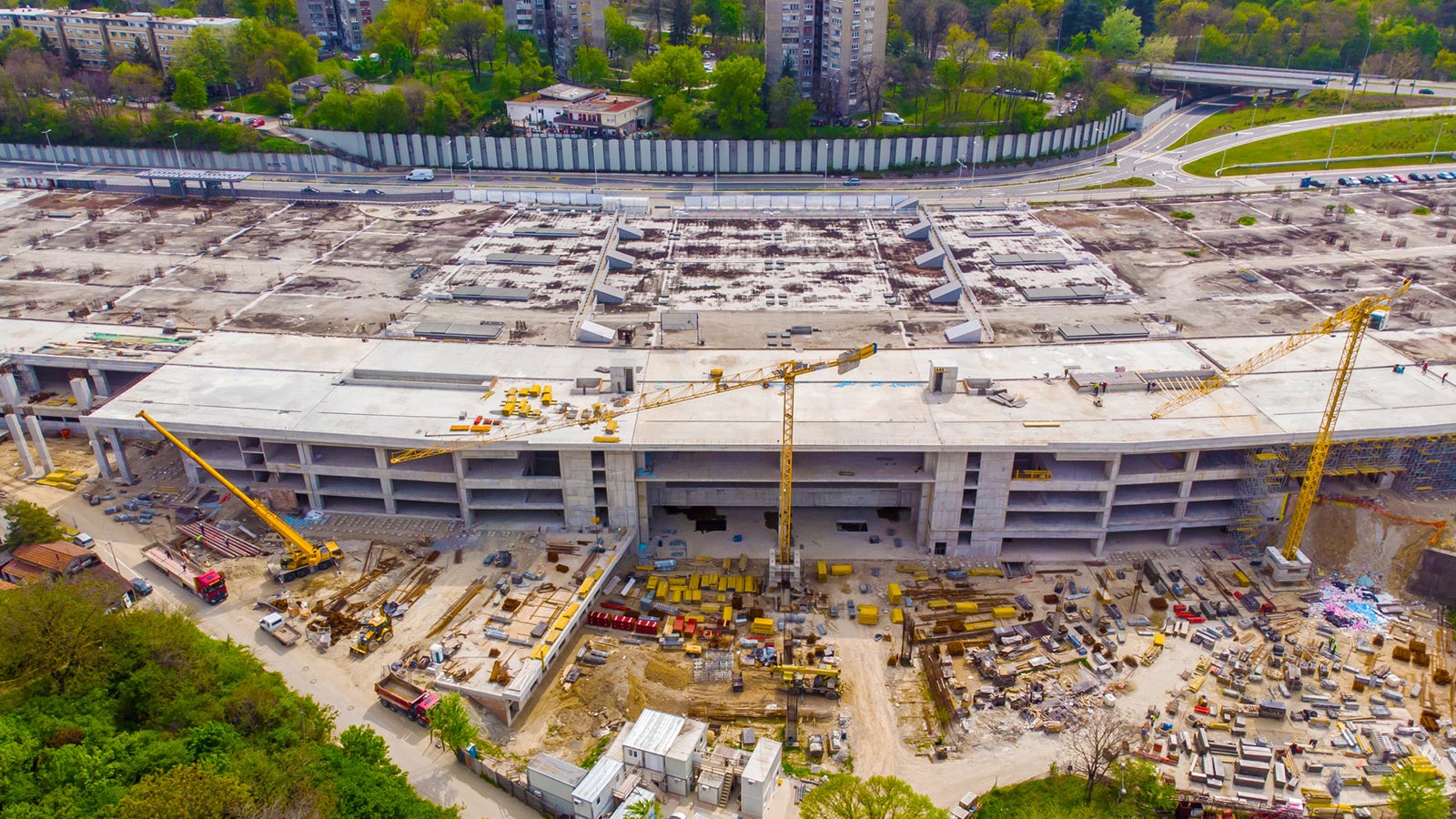 U drugoj fazi gradnje peroni su natkriveni pločama od preko 30.000 m², za čiju je izradu bilo neophodno blagovremeno isporučiti velike količine PERI opreme.